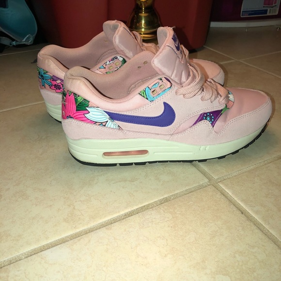 Nike - Picture 3 of 5